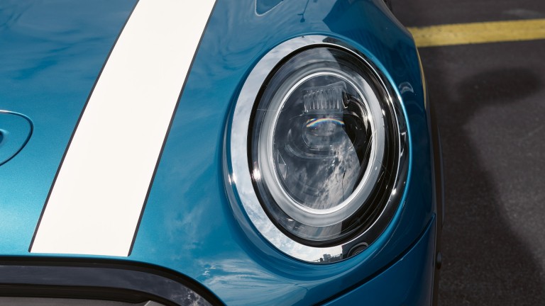 سيارة MINI Hatch بخمسة أبواب - أزرق وأبيض - الضوء LED الأمامي
