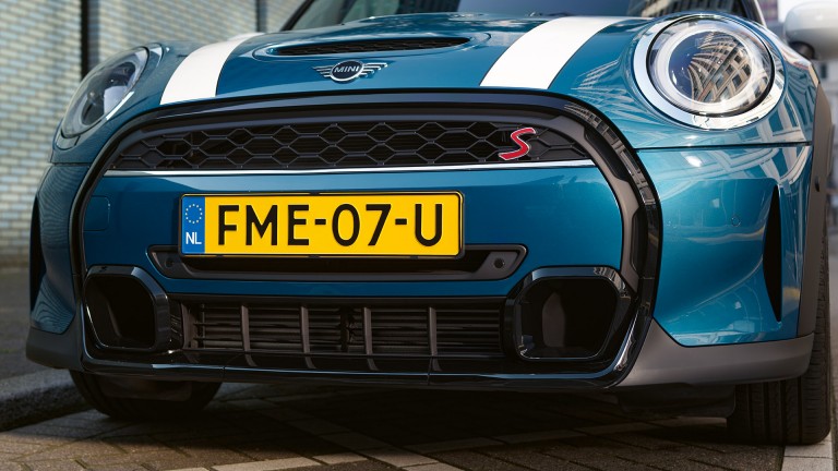 سيارة MINI Hatch بخمسة أبواب - أزرق وأبيض - مصد الصدمات والشبكة الأمامية