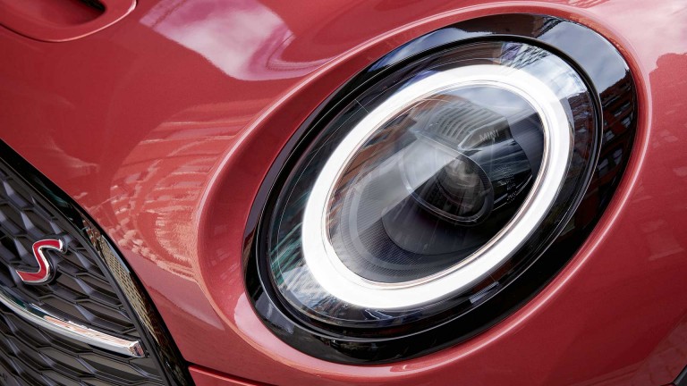 سيارة MINI Clubman - اللون الأحمر والأسود - مصابيح أمامية قابلة للتأقلم