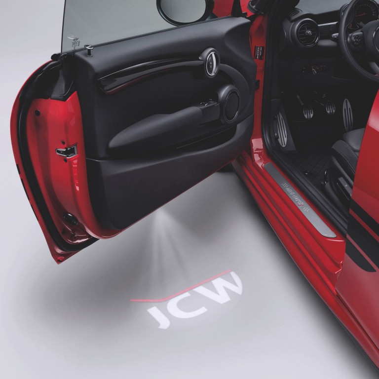 سيارة MINI John Cooper Works – باللونين الأسود والأحمر – إضاءة الباب الترحيبية