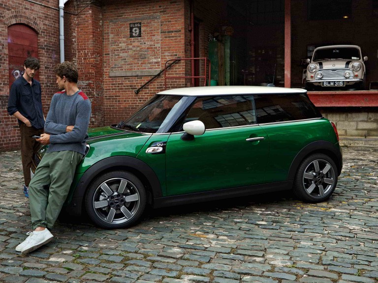 سيارة MINI 60 Years Edition – باللونين الأخضر والأبيض – لقطة جانبية