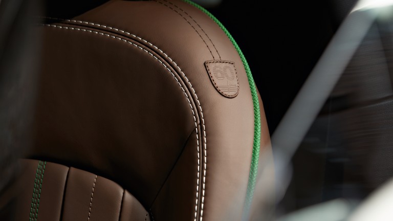 سيارة MINI 60 Years Edition – المقاعد الجلدية – لون كستنائي