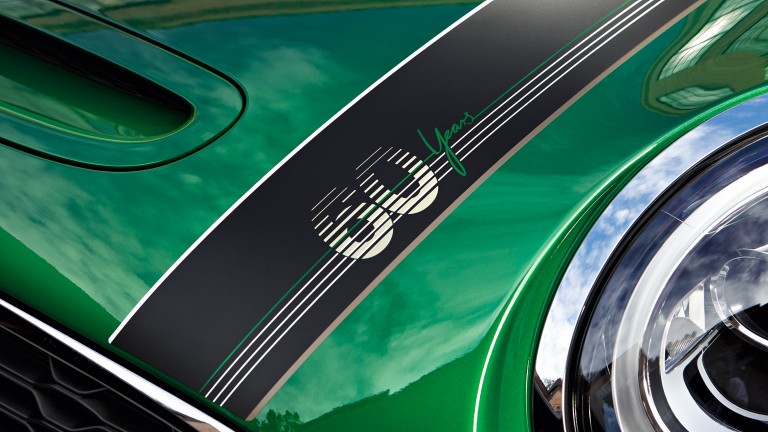 سيارة MINI 60 Years Edition – خطوط غطاء المحرّك – باللون الأسود مع لمسات باللون الأبيض