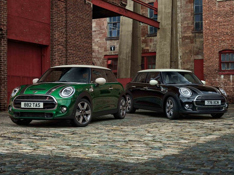 سيارة MINI 60 YEARS EDITION - MINI Hatch بثلاثة أبواب و MINI Hatch بخمسة أبواب – لقطة من الأمام