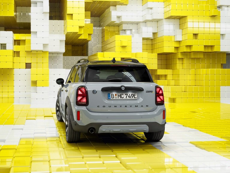 الإصدار الجامح MINI Countryman Untamed الهجين Plug-In Hybrid - منظر جانبي - أثناء الشحن