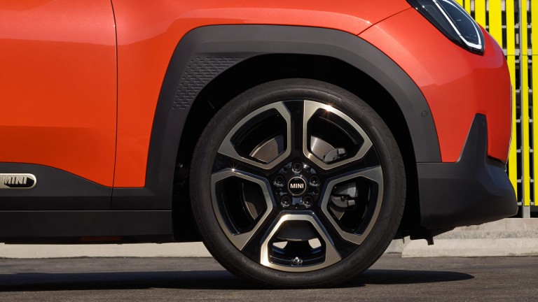 السيارة الكهربائية بالكامل MINI Aceman – التصميم الخارجي - تفاصيل شكل العجلات