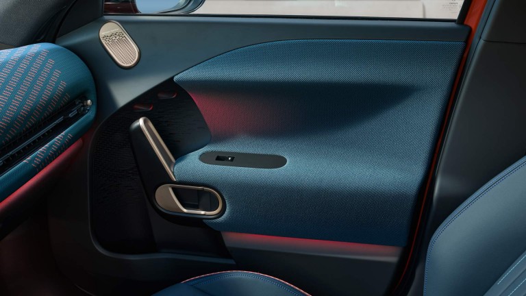 السيارة MINI Aceman الكهربائية بالكامل - التصميم الداخلي - معرض أوضاع تجربة القيادة - الباب