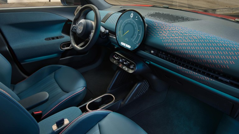 السيارة MINI Aceman الكهربائية بالكامل - التصميم الداخلي - معرض أوضاع تجربة القيادة - الوسائط