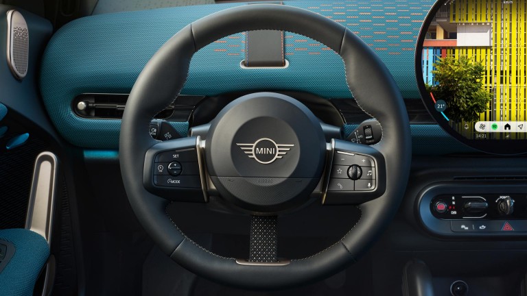 السيارة MINI Aceman الكهربائية بالكامل - التصميم الداخلي - عجلة القيادة
