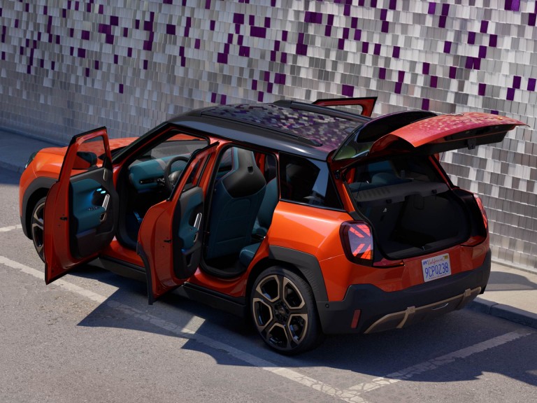 السيارة الكهربائية بالكامل MINI Aceman - المساحة والتنوع - حاملات isofix