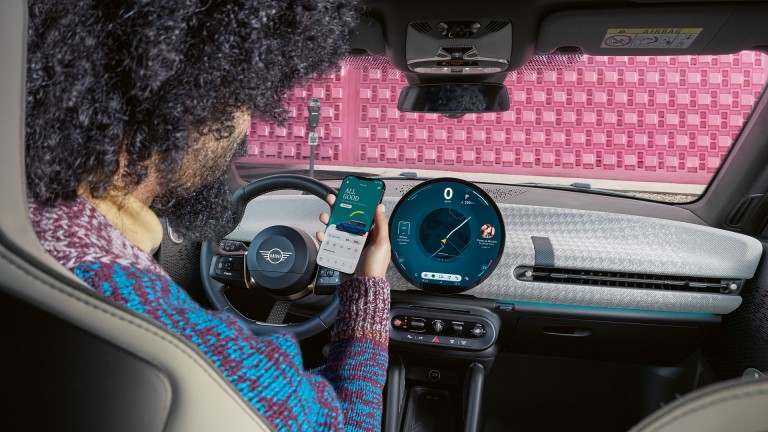 السيارة MINI الكهربائية بالكامل – التجربة الرقمية - تطبيق mini