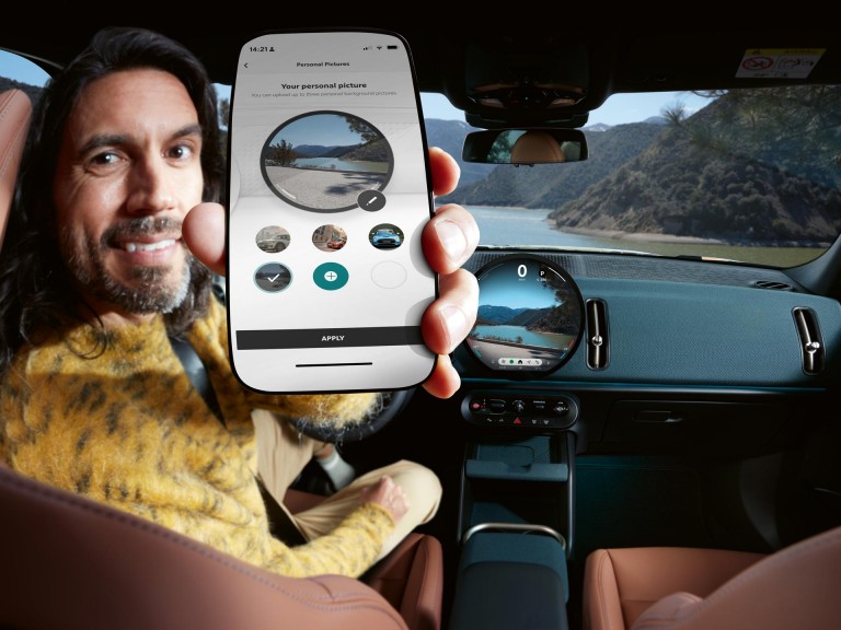 All-electric MINI Countryman - charging - connected charging