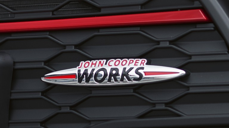 MINI John Cooper Works Clubman – الشبكة الأمامية – شعار JCW