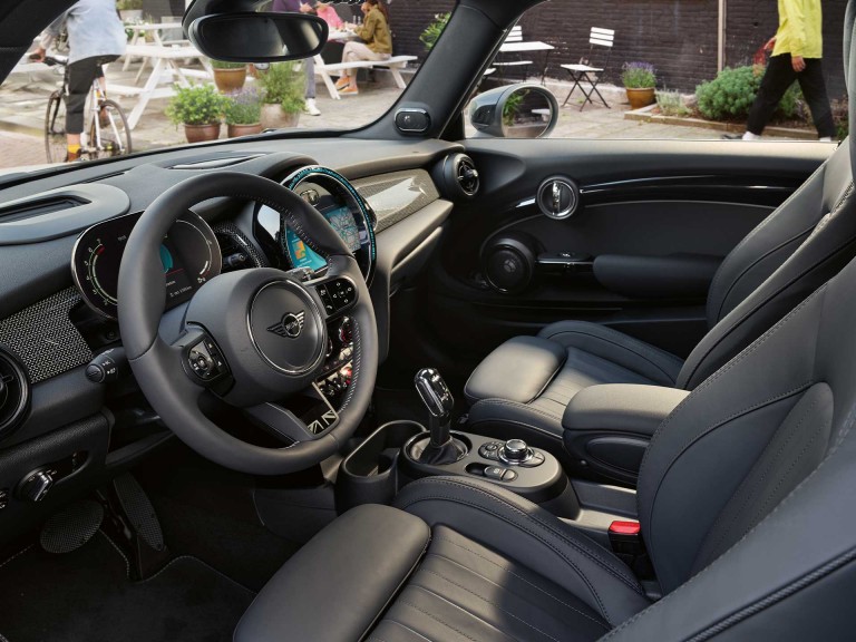 MINI Hatch بثلاثة أبواب -رُكن القيادة وعجلة القيادة -كسوة بالجلد الأسود