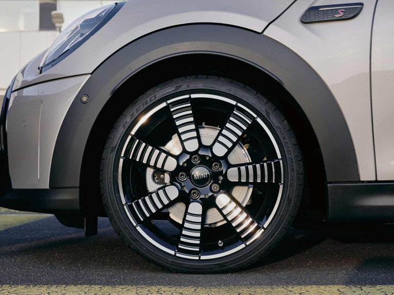 MINI Hatch بثلاثة أبواب - العجلات الخلائطية - قياس 18 بوصة