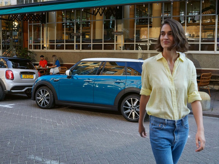 MINI Hatch بخمسة أبواب - منظر جانبي - مساعد ركن السيارة