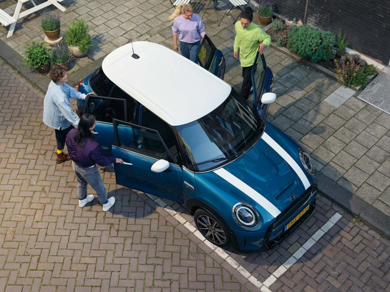 سيارة MINI Hatch بخمسة أبواب - أزرق وأبيض - ألوان
