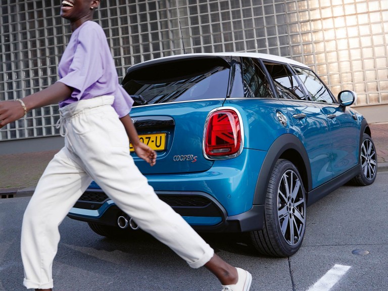 MINI Hatch بخمسة أبواب - منظر خلفي - أضواء بتصميم علم المملكة المتحدة