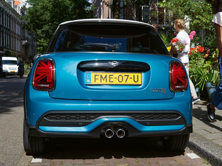 سيارة MINI Hatch بخمسة أبواب - أزرق وأبيض - مصد الصدمات