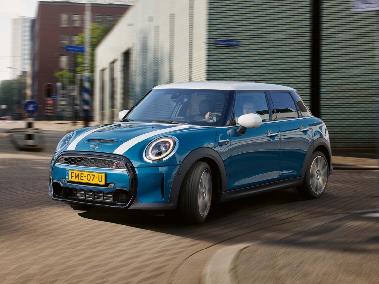 سيارة MINI Hatch بخمسة أبواب - أزرق وأبيض - أجناب