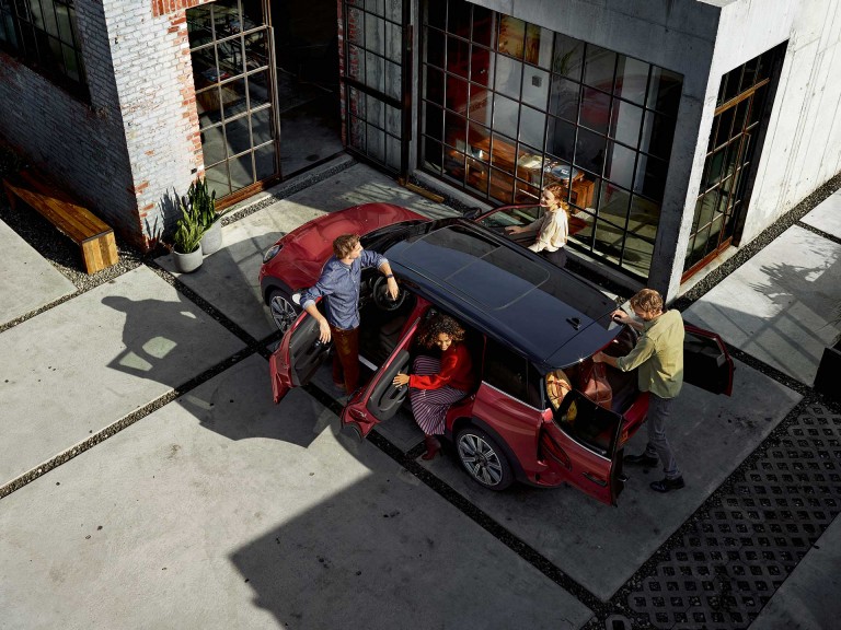 سيارة MINI Clubman - أحمر وأسود - سقف زجاجي بانورامي
