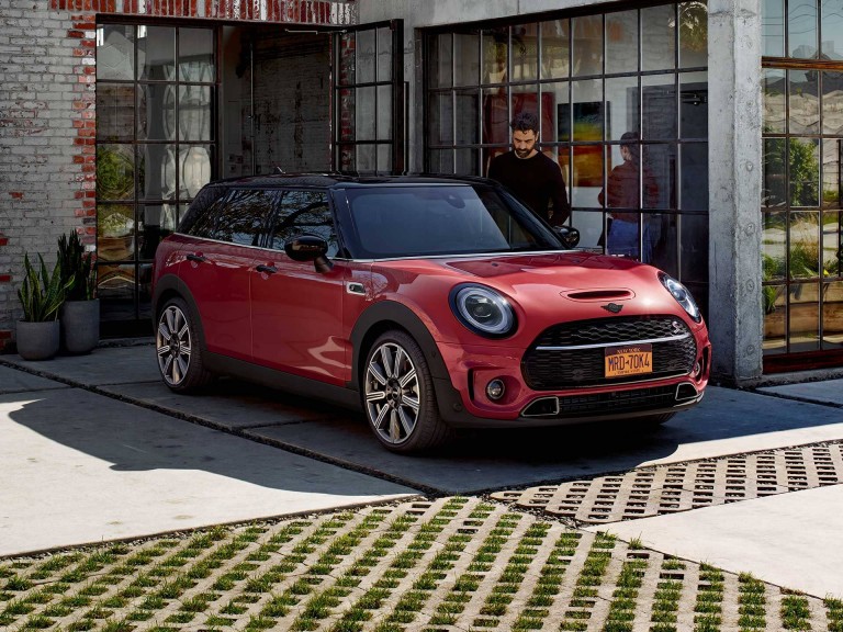 سيارة MINI Clubman - اللون الأحمر والأسود - ستة أبواب