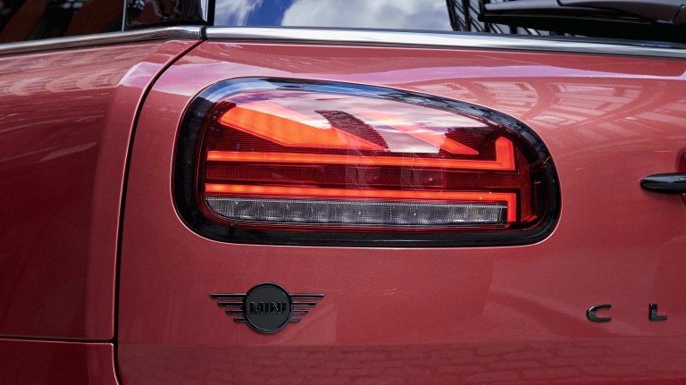 سيارة MINI Clubman - اللون الأحمر والأسود - مصابيح LED الخلفية بتصميم علم المملكة المتحدة