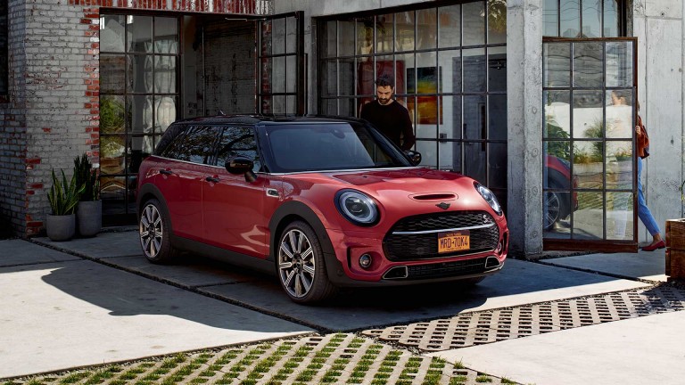 سيارة MINI Clubman - منظر جانبي باللون الأحمر والأسود - مقارنة الطراز 