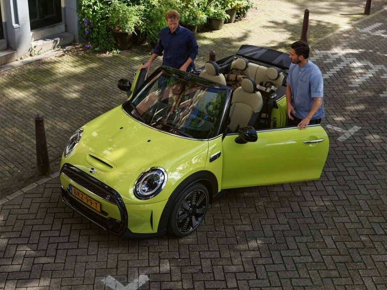 MINI Convertible – صفراء – مشهد أمامي