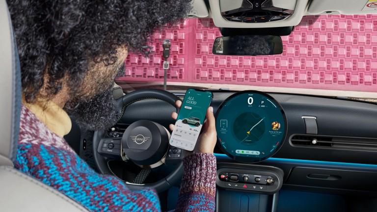 السيارة MINI Cooper الثلاثية الأبواب – التجربة الرقمية - تطبيق mini
