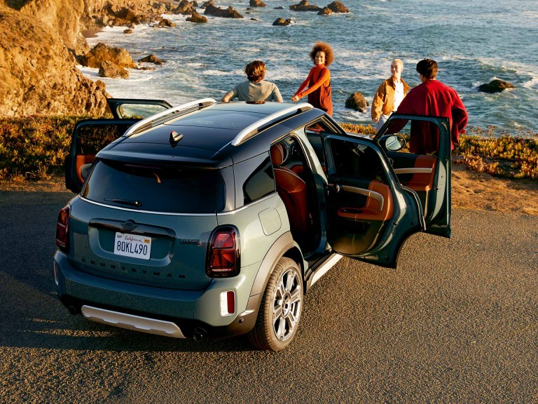 سيارة MINI Countryman F60 - اللون الأخضر والأسود - المساحة والحيز