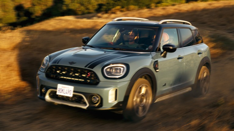 سيارة MINI Countryman - منظر جانبي - أخضر وأسود - مقارنة الطراز