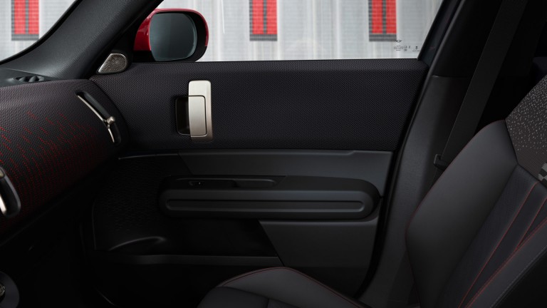 السيارة MINI Countryman – معرض التصميم الداخلي طراز JCW
