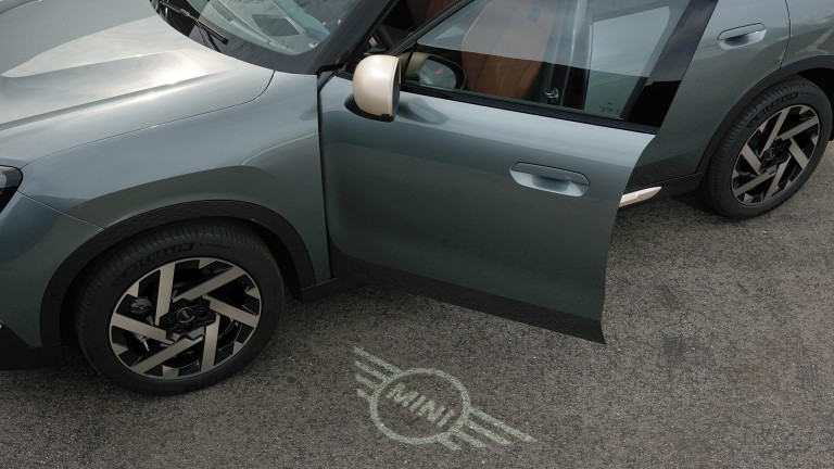 السيارة MINI Countryman – تجربة القيادة الرقمية - المفتاح الرقمي الفائق