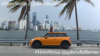 سيارة MINI Hatch بثلاثة أبواب – لون برتقالي – لقطة جانبية