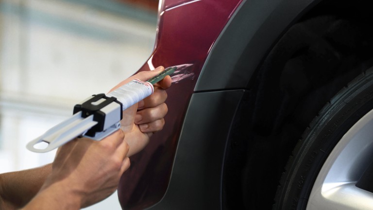 سيارة MINI Hatch بثلاثة أبواب – لون أحمر – إصلاح الأجزاء البلاستيكية