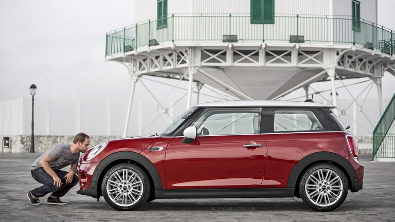 سيارة MINI Hatch بثلاثة أبواب – لون أحمر، لقطة جانبية