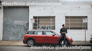 سيارة MINI Hatch بخمسة أبواب – لون عنابي، لقطة جانبية