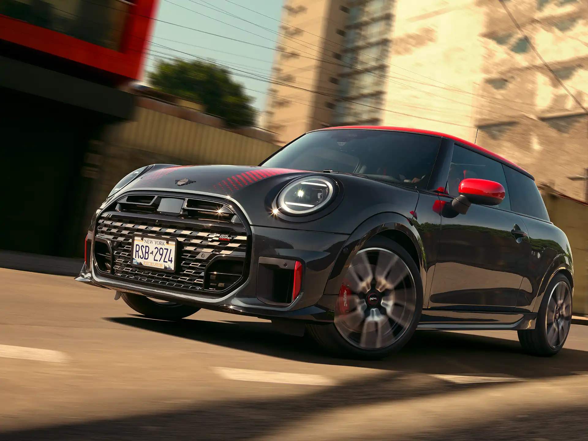 سيارة MINI JCW - سيارة MINI Cooper بـ3 أبواب - إعلان تشويقي