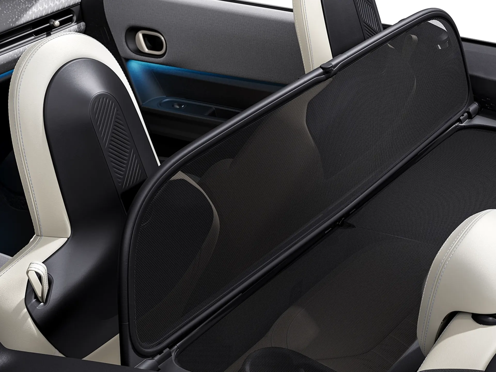 السيارة MINI Cooper Convertible - تجربة القيادة - الزجاج الأمامي وعاكس الرياح