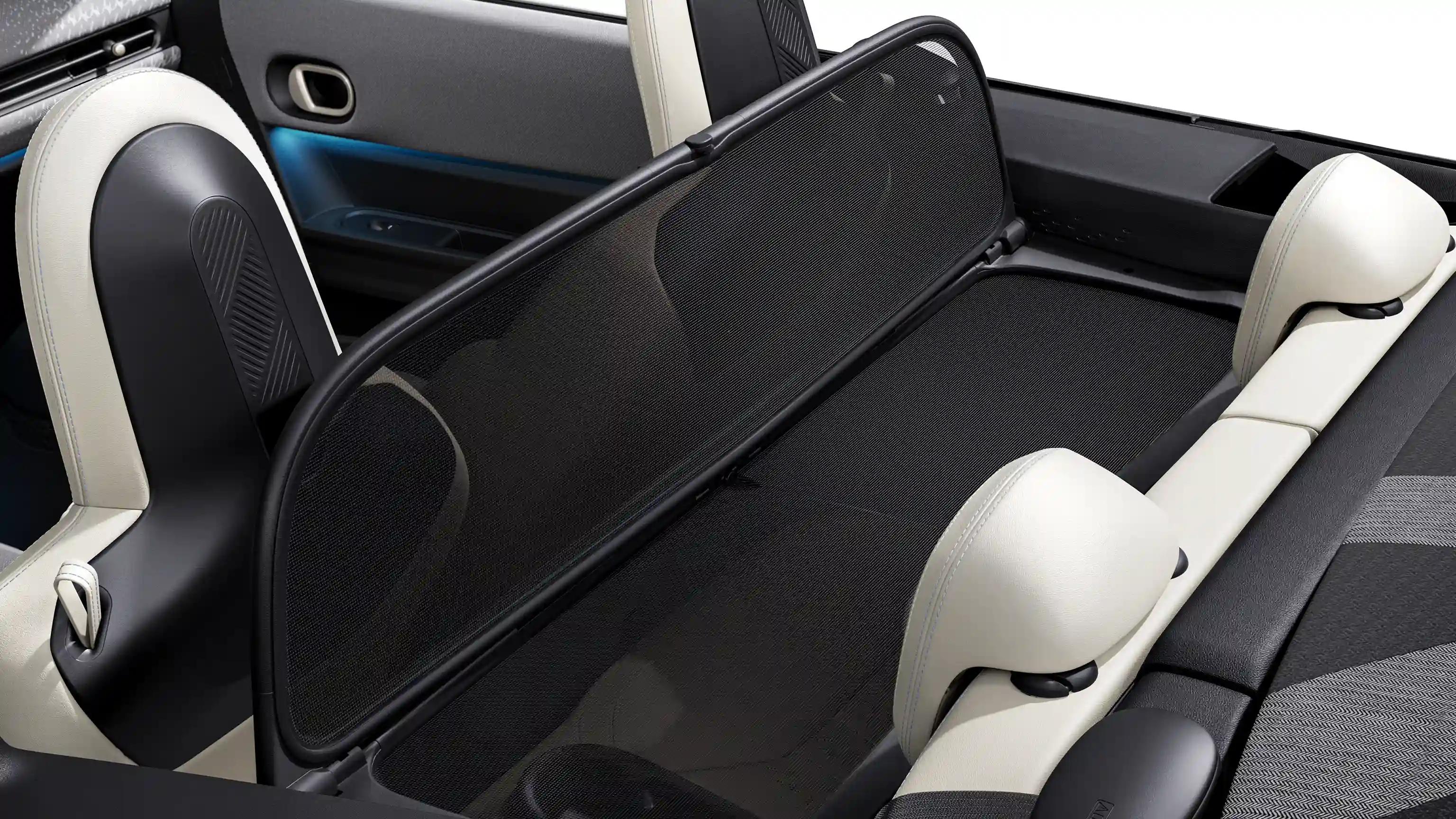 السيارة MINI Cooper Convertible - تجربة القيادة - الزجاج الأمامي وعاكس الرياح