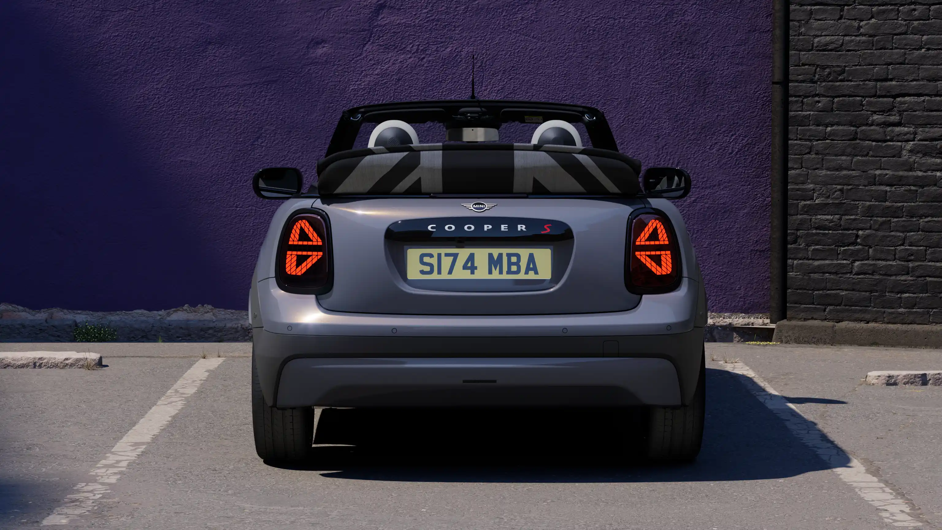 السيارة MINI Cooper Convertible – تجربة القيادة - وظيفة التحميل السهل