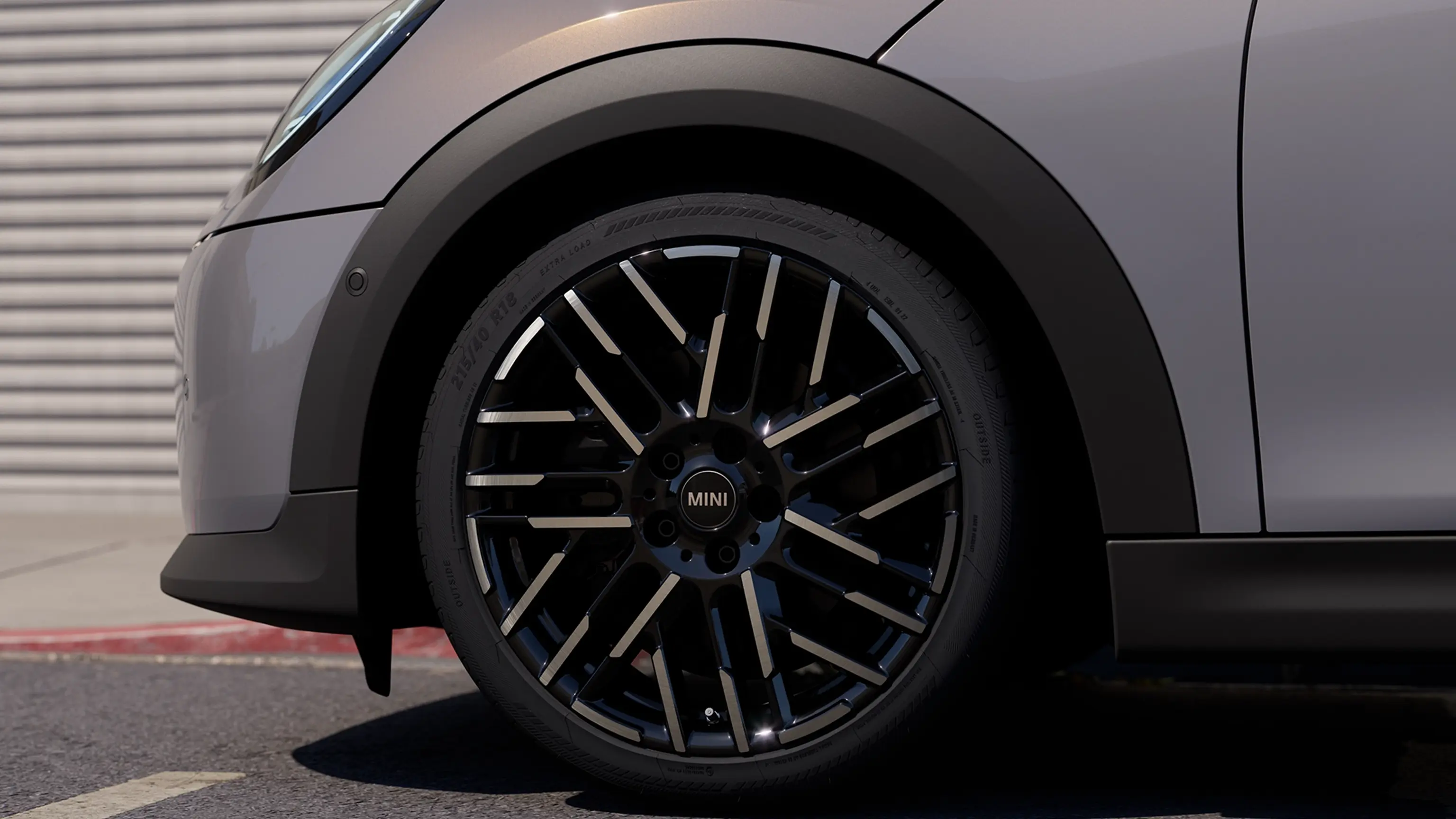 السيارة MINI Cooper Convertible - أبرز سمات التصميم الخارجي - لقطة مقربة للعجلات