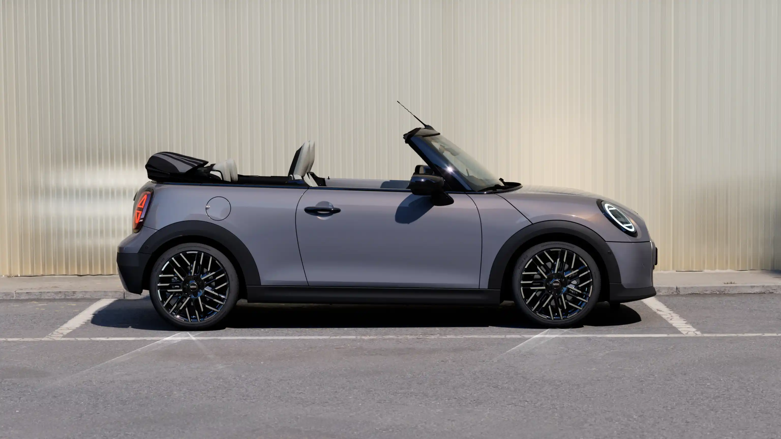 السيارة MINI Cooper Convertible - أبرز سمات التصميم الخارجي - منظر جانبي