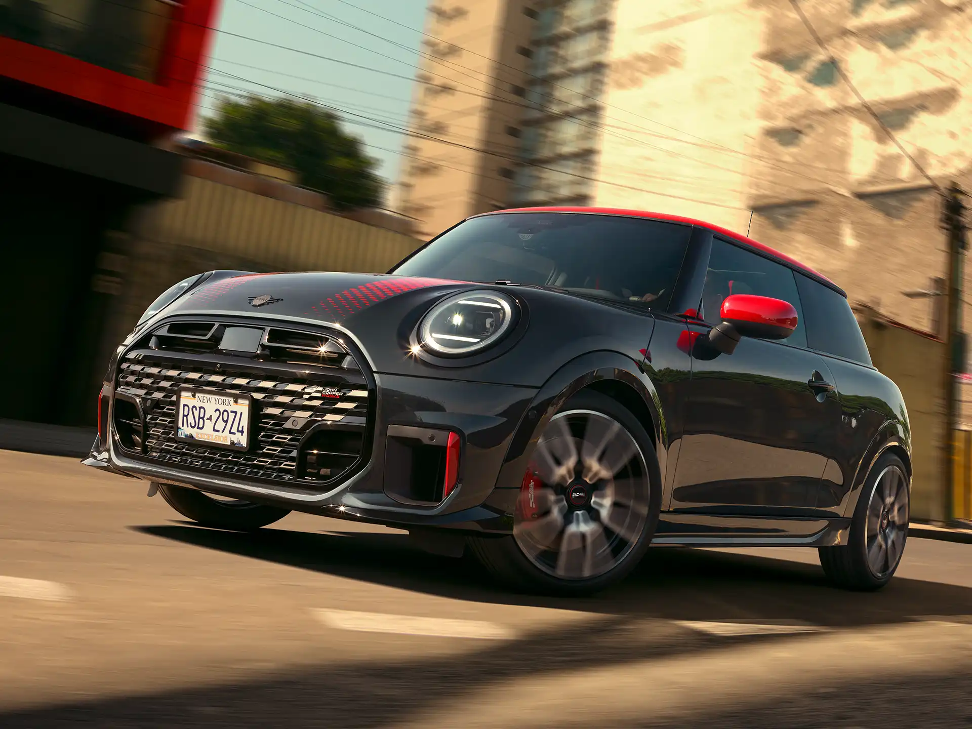 منظر جانبي للسيارة MINI John Cooper Works طراز - F66 JCW