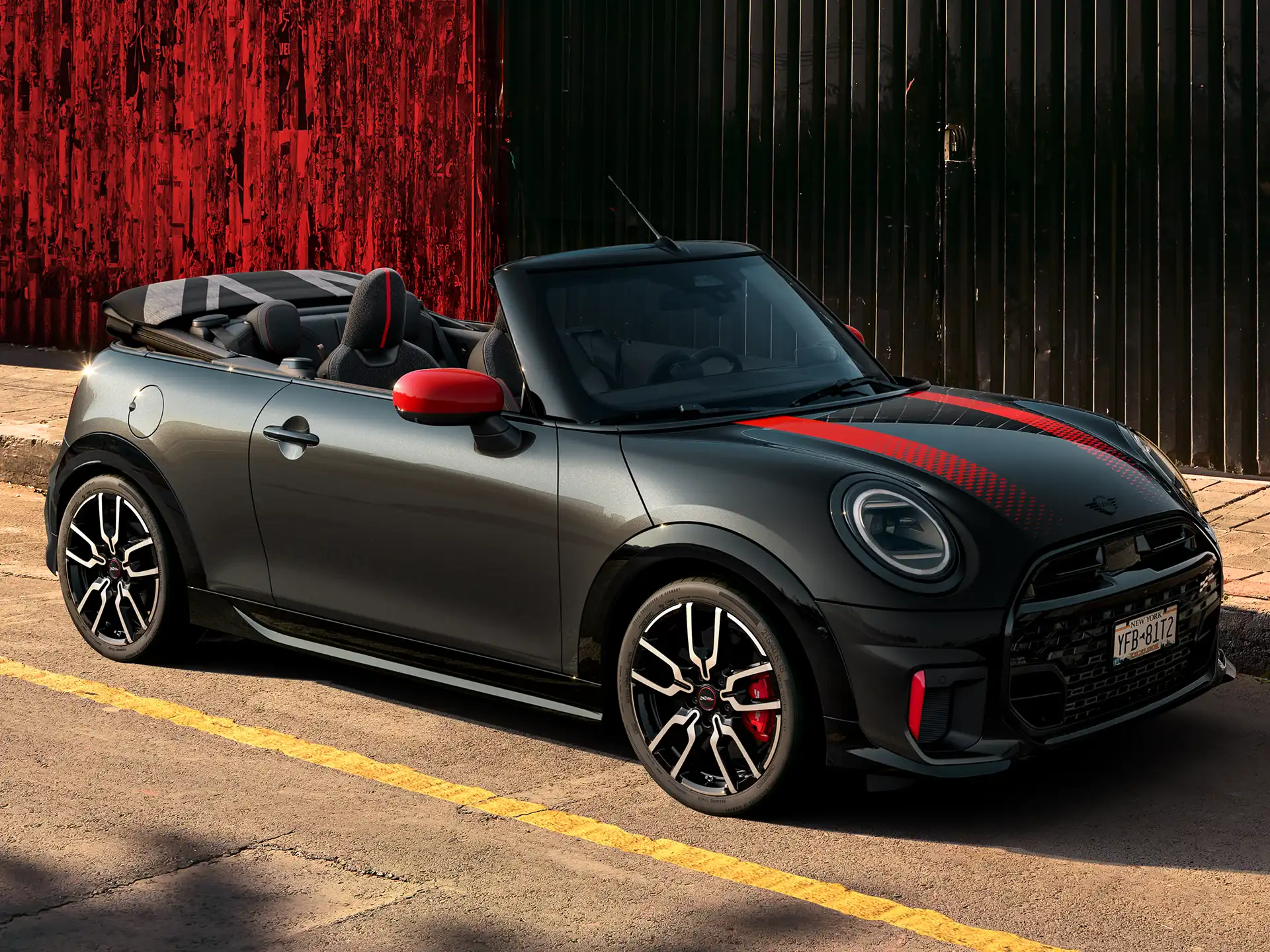 منظر جانبي للسيارة MINI John Cooper Works طراز - F67 JCW