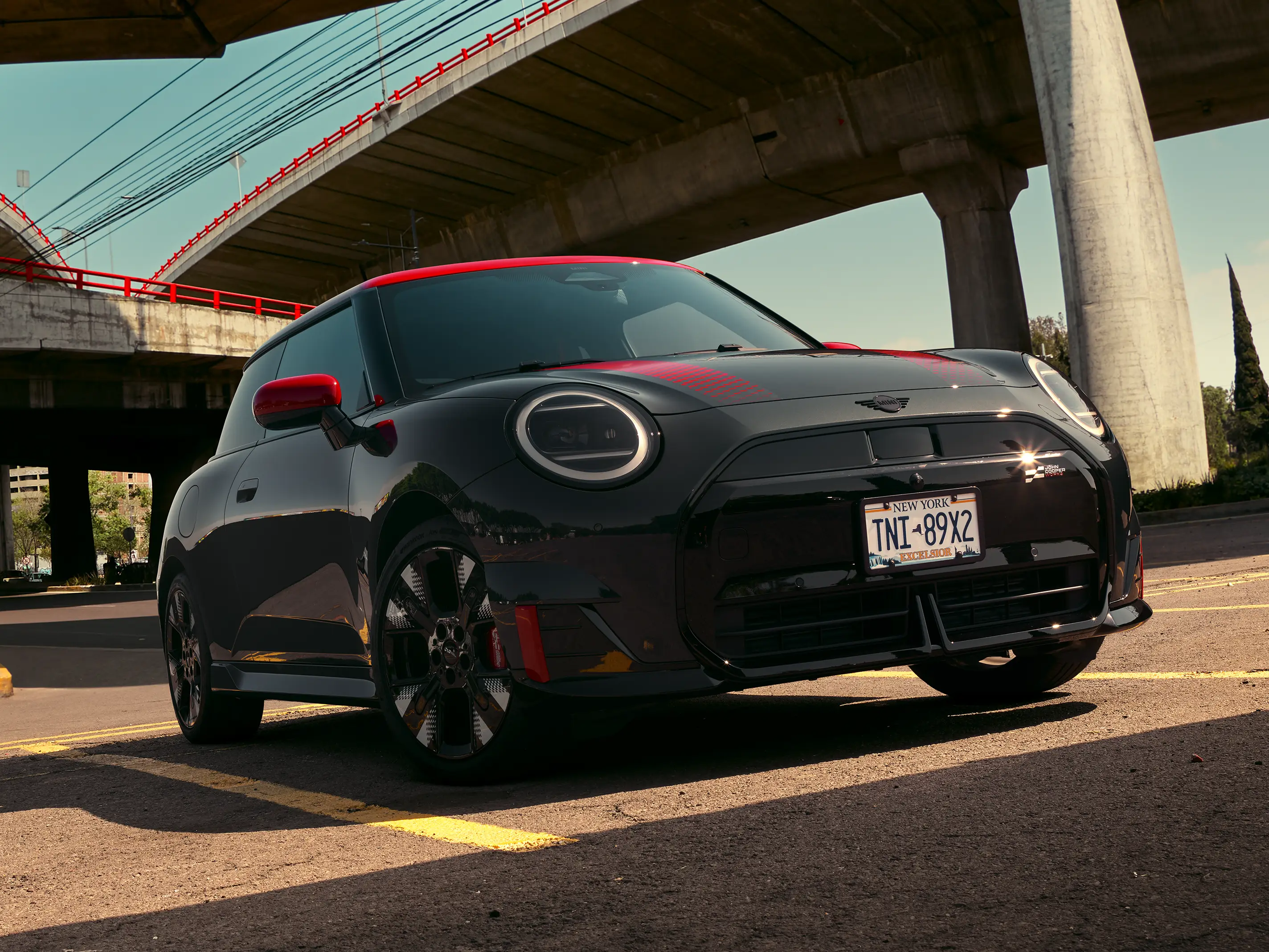 منظر جانبي للسيارة MINI John Cooper Works طراز - J01 JCW