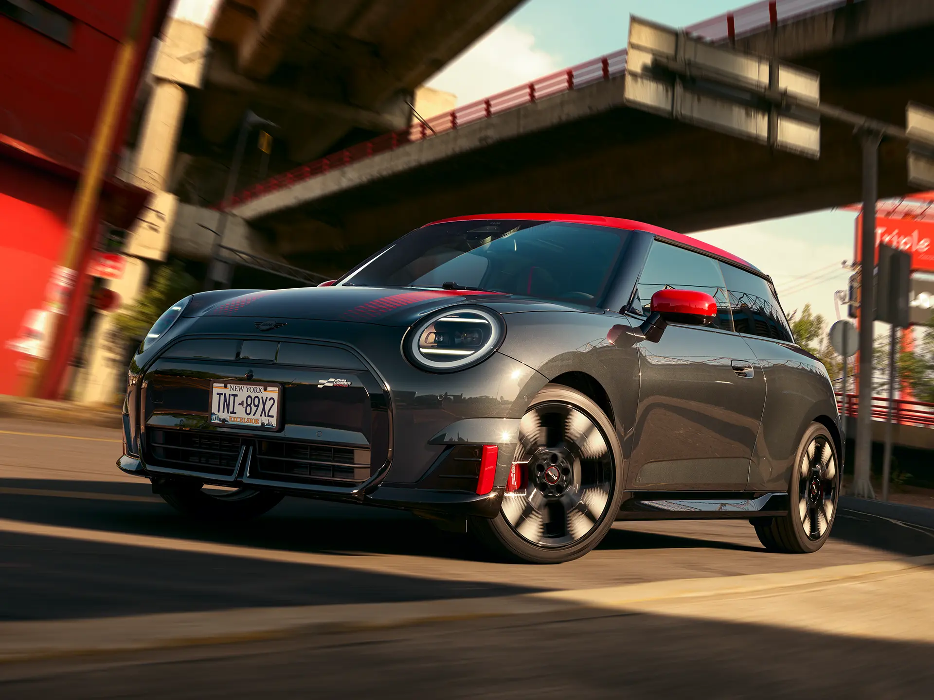 منظر جانبي للسيارة MINI John Cooper Works طراز - J01 JCW