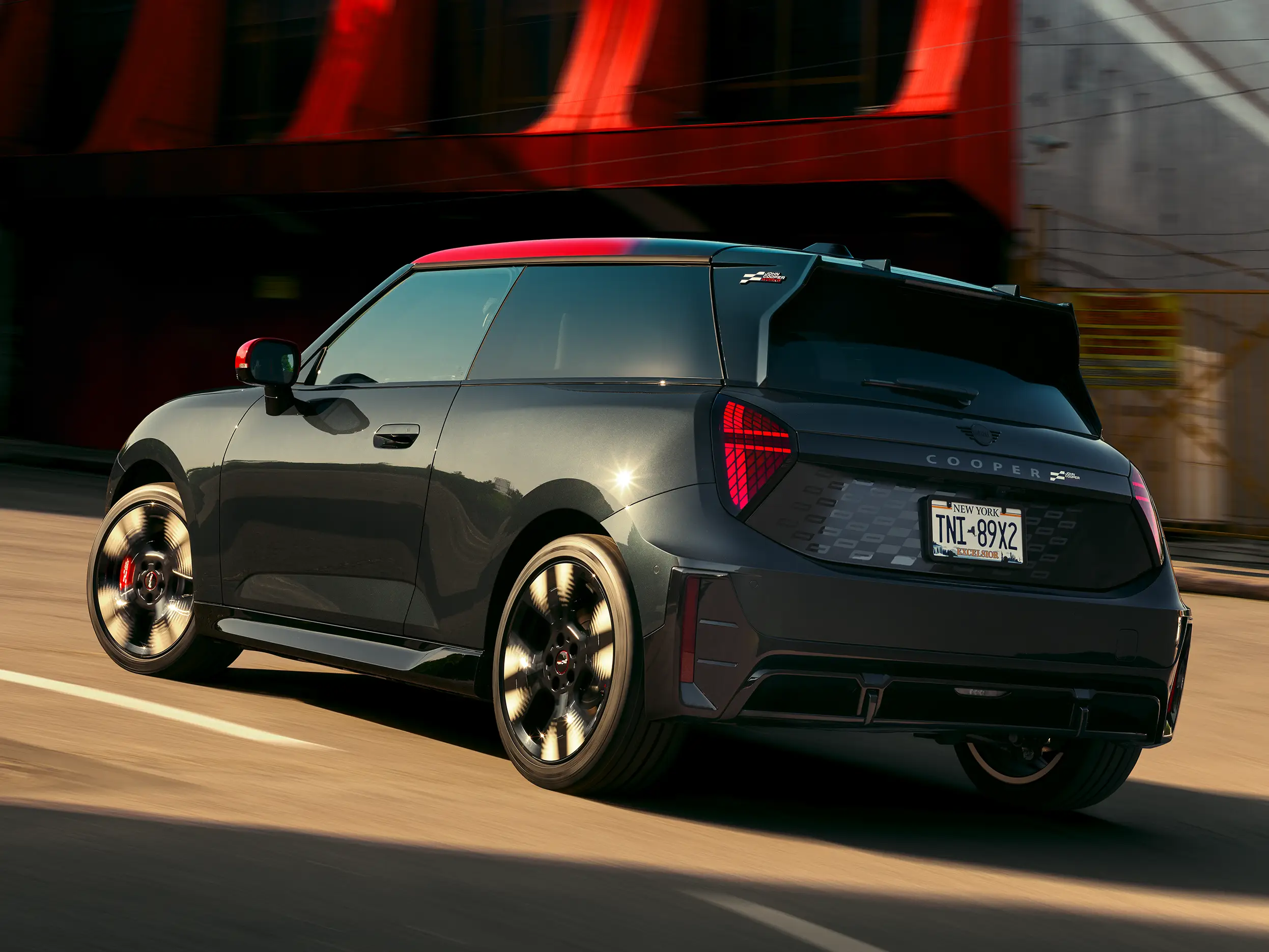 منظر أمامي للسيارة MINI John Cooper Works طراز - J01 JCW