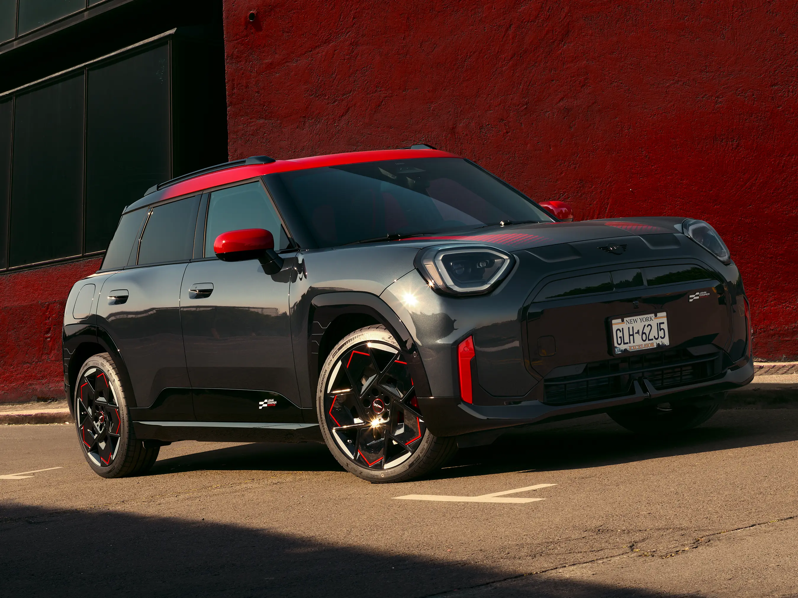 منظر جانبي للسيارة MINI John Cooper Works طراز - J05 JCW